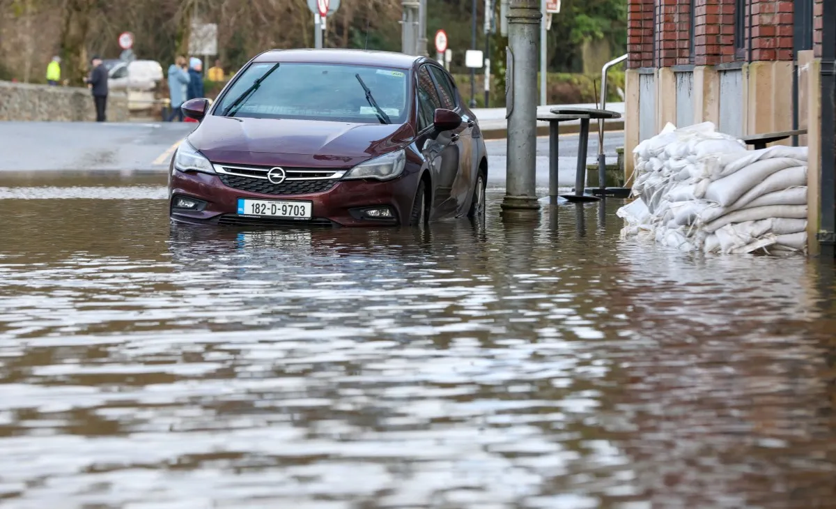 Anh phát cảnh báo thời tiết nguy hiểm trên diện rộng do bão Chandra- Ảnh 1. Anh phát cảnh báo thời tiết nguy hiểm trên diện rộng do bão Chandra- Ảnh 1.