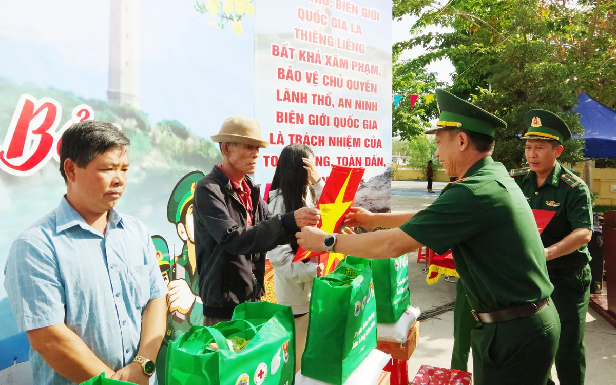 Đại tá Nguyễn Thành Đính, Chỉ huy trưởng Ban Chỉ huy BĐBP tỉnh Lâm Đồng trao quà, cờ Tổ quốc cho người dân.