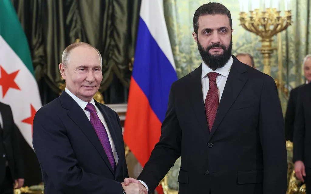 Tổng thống Nga Putin bắt tay Tổng thống lâm thời Syria al-Sharaatại Điện Kremlin, ngày 28/1/23026 (Ảnh: AP) 