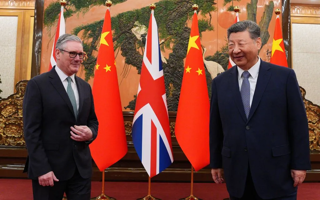 Chủ tịch Trung Quốc Tập Cận Bình (phải) tiếp đón Thủ tướng Anh Keir Starmer tại Bắc Kinh, ngày 29/1/2026 (Ảnh: AP)