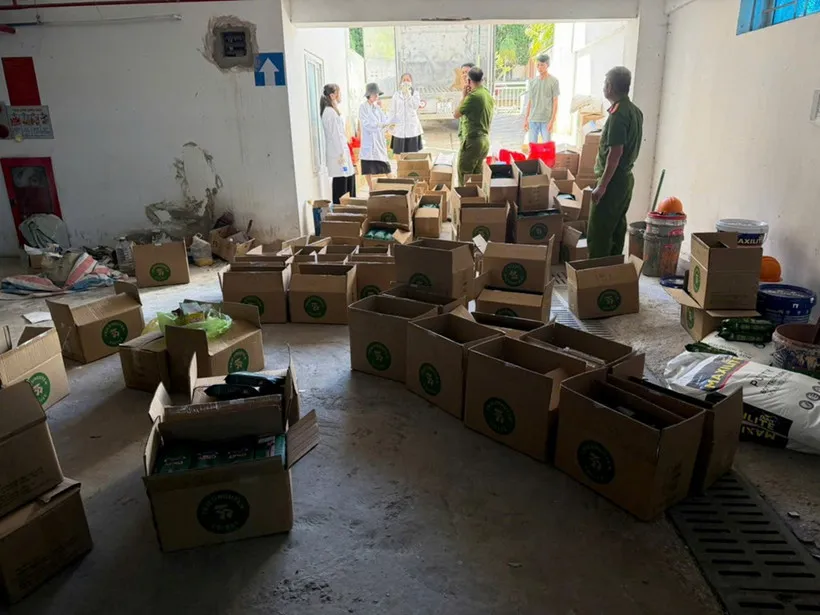 Ph&aacute;t hiện c&ocirc;ng ty ở L&acirc;m Đồng d&ugrave;ng đậu n&agrave;nh pha trộn hương liệu sản xuất hơn 4,6 tấn c&agrave; ph&ecirc; bột - Ảnh 1.