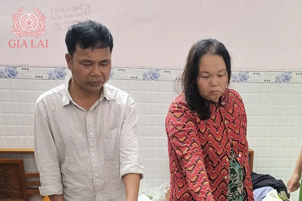 Bắt cặp vợ chồng chuy&ecirc;n m&oacute;c t&uacute;i tại c&aacute;c chợ ở Gia Lai - Ảnh 1.