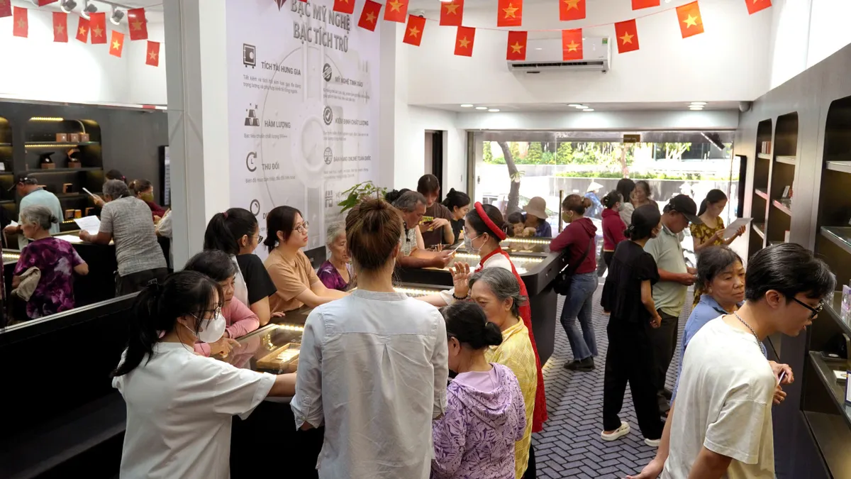 Giá bạc bứt phá lên đỉnh mới - Ảnh 1.