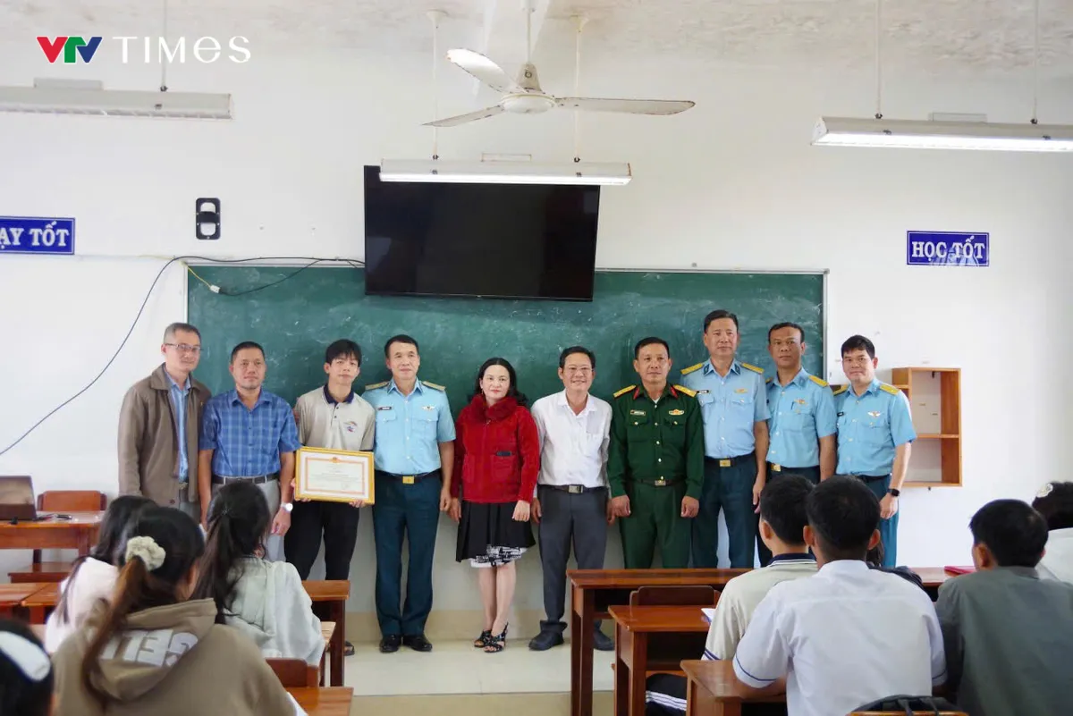 Khen thưởng các cá nhân và gia đình tham gia tìm kiếm, cứu nạn máy bay gặp nạn tại Đăk Lắc - Ảnh 1.