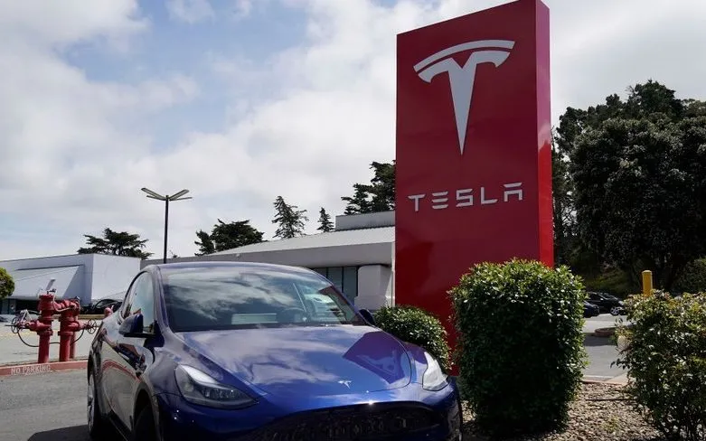 Một cửa hàng Tesla ở San Mateo, California, Mỹ. (Ảnh: THX/TTXVN)