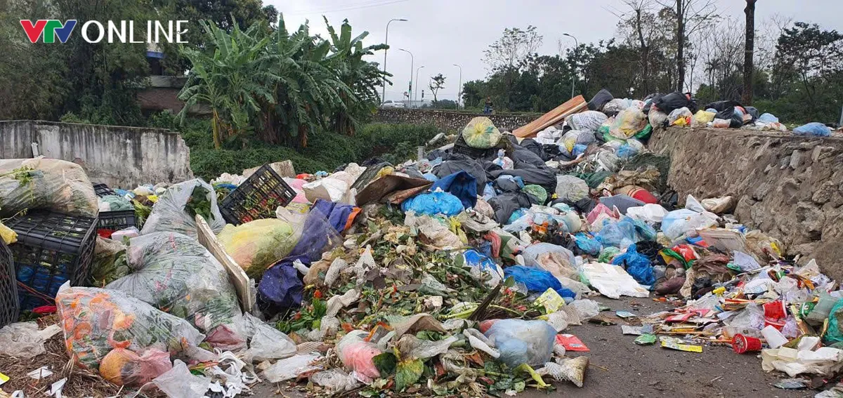 H&agrave;ng trăm hộ d&acirc;n H&agrave; Nội &ldquo;ngộp thở&rdquo; v&igrave; b&atilde;i r&aacute;c lộ thi&ecirc;n giữa khu d&acirc;n cư - Ảnh 3.