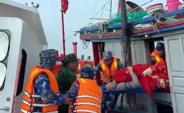 Kịp thời ứng cứu một thuyền vi&ecirc;n bị đứt rời b&agrave;n ch&acirc;n tr&ecirc;n biển- Ảnh 1.