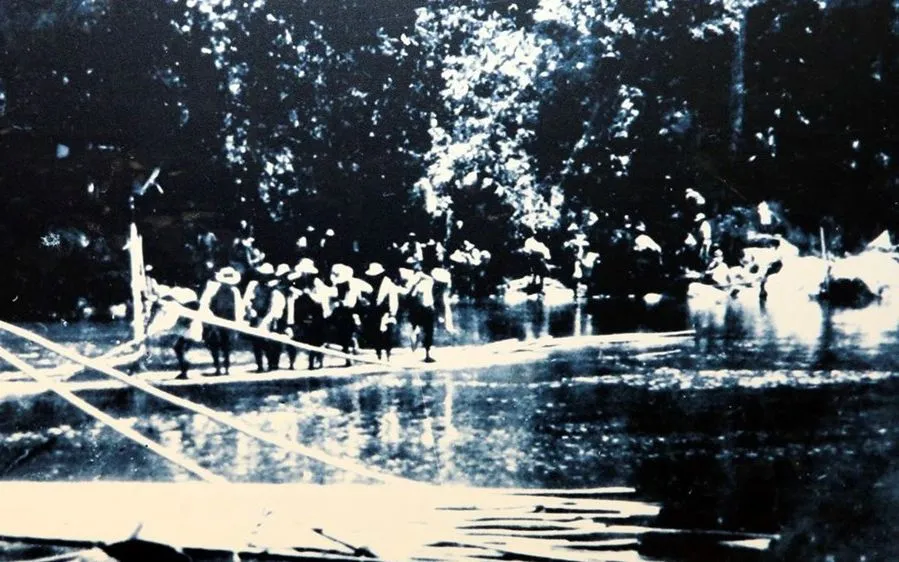 Quân tình nguyện Việt Nam trên đường đi Chiến dịch Thượng Lào. 