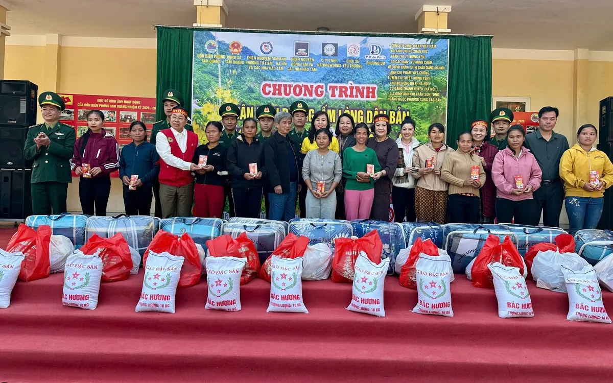 318 suất quà Tết được trao tận tay đồng bào biên giới Tam Quang (Nghệ An) - Ảnh: Khánh Hiền