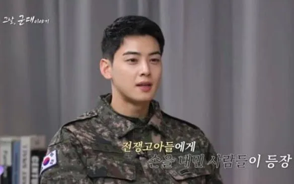 Cha Eun-woo trong chương trình "Câu chuyện quân ngũ trong ngày", một chương trình của KFN. (Ảnh chụp từ kênh YouTube của KFN)