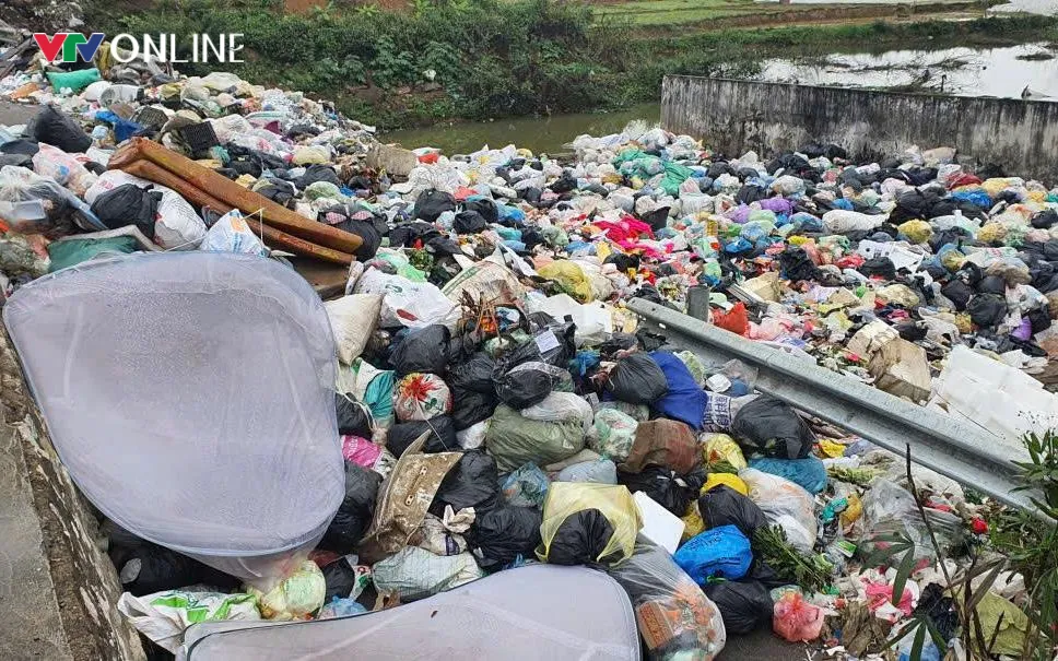 Bãi rác khiến đời sống sinh hoạt bị đảo lộn, sức khỏe luôn trong tình trạng bị đe dọa.