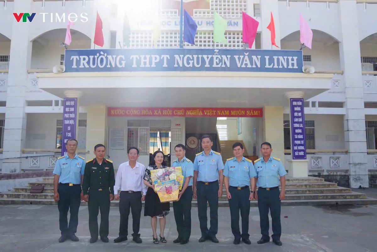 Khen thưởng các cá nhân và gia đình tham gia tìm kiếm, cứu nạn máy bay gặp nạn tại Đăk Lắc - Ảnh 2.