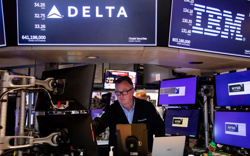 Hoạt động của giao dịch viên trên sàn chứng khoán New York (Mỹ). (Ảnh: THX/TTXVN)