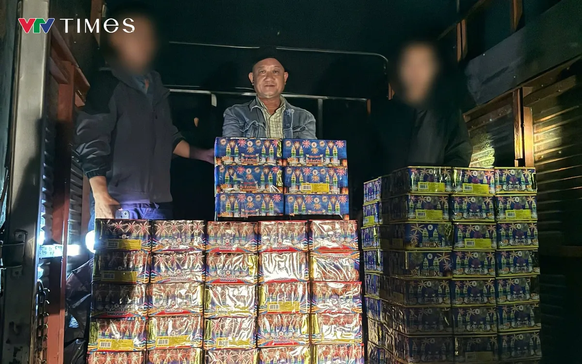 Đối tượng bị bắt quả tang khi đang vận chuyển pháo hoa nổ đi tiêu thụ.