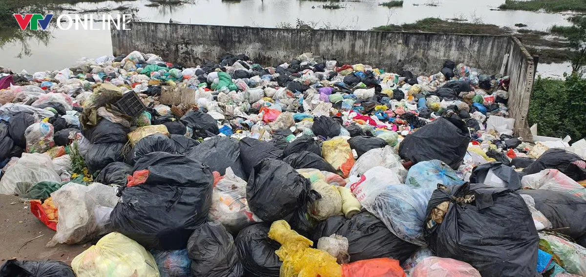 H&agrave;ng trăm hộ d&acirc;n H&agrave; Nội &ldquo;ngộp thở&rdquo; v&igrave; b&atilde;i r&aacute;c lộ thi&ecirc;n giữa khu d&acirc;n cư - Ảnh 1.