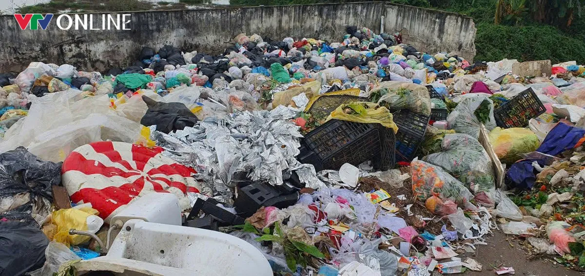 H&agrave;ng trăm hộ d&acirc;n H&agrave; Nội &ldquo;ngộp thở&rdquo; v&igrave; b&atilde;i r&aacute;c lộ thi&ecirc;n giữa khu d&acirc;n cư - Ảnh 2.