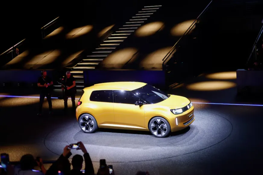 Thị trường &ocirc; t&ocirc; ch&acirc;u &Acirc;u c&aacute;n mốc lịch sử: Doanh số xe thuần điện lần đầu vượt xe xăng - Ảnh 1.