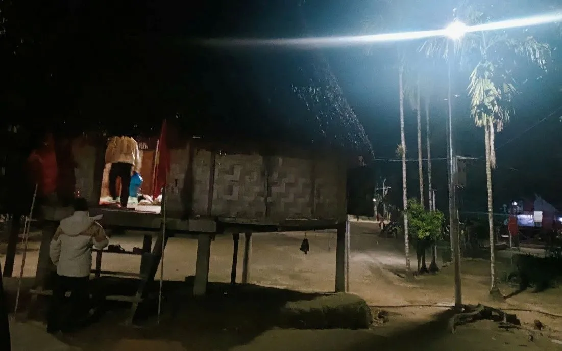 Người dân đồng bào Cơ Tu phấn khởi vào nhà khi có điện sinh hoạt.