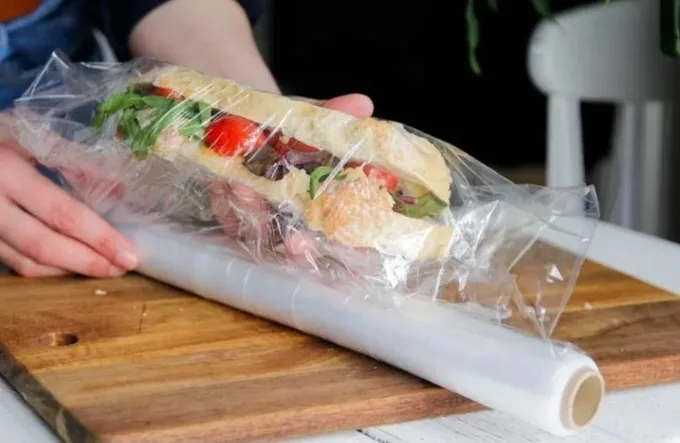 H&acirc;m n&oacute;ng bằng m&agrave;ng bọc nhựa trong l&ograve; vi s&oacute;ng c&oacute; thể l&agrave;m h&oacute;a chất &ldquo;ngấm&rdquo; v&agrave;o thức ăn- Ảnh 1.