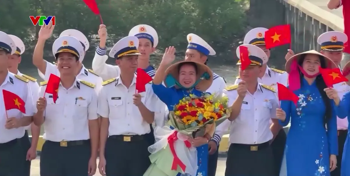 Những chuyến tàu mang Tết ra tiền tiêu Tổ quốc - Ảnh 1.