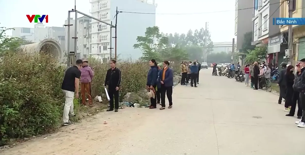 Bị cắt vỉa h&egrave;, l&ograve;ng đường v&igrave; chồng lấn quy hoạch tại khu d&acirc;n cư Phương Cầu - Ảnh 2.