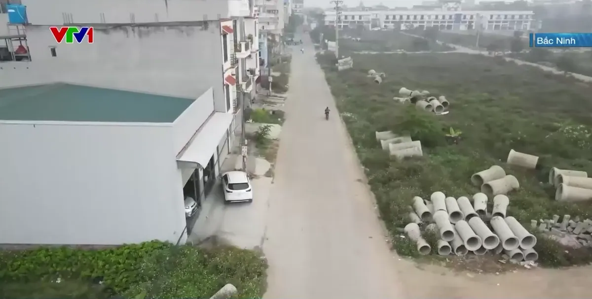 Bị cắt vỉa h&egrave;, l&ograve;ng đường v&igrave; chồng lấn quy hoạch tại khu d&acirc;n cư Phương Cầu - Ảnh 1.