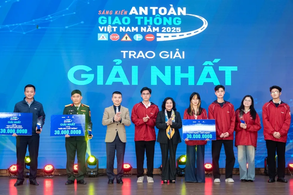 Sinh viên Bách Khoa chế tạo “Safety Box” ngăn tài xế dùng điện thoại khi lái xe- Ảnh 1. Sinh viên Bách Khoa chế tạo “Safety Box” ngăn tài xế dùng điện thoại khi lái xe- Ảnh 1.