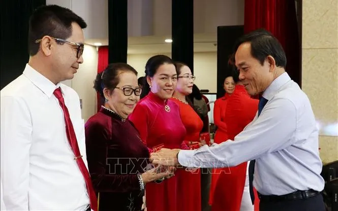 Bí thư Thành ủy Thành phố Hồ Chí Minh Trần Lưu Quang trao biểu trưng cho các Bí thư chi bộ xuất sắc tiêu biểu. Ảnh: Tiến Lực/TTXVN