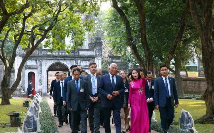 Chủ tịch Hội đồng châu Âu António Costa đến tham quan Khu di tích quốc gia đặc biệt Văn Miếu-Quốc Tử Giám.