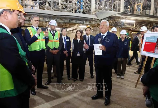 Chủ tịch Hội đồng ch&acirc;u &Acirc;u thăm Văn Miếu - Quốc Tử Gi&aacute;m v&agrave; tuyến metro số 3 của H&agrave; Nội - Ảnh 2.