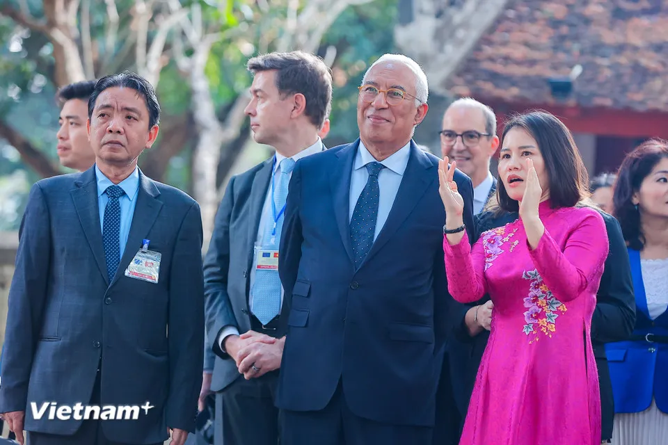 Chủ tịch Hội đồng ch&acirc;u &Acirc;u thăm Văn Miếu - Quốc Tử Gi&aacute;m v&agrave; tuyến metro số 3 của H&agrave; Nội - Ảnh 1.