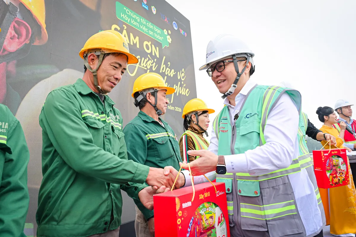 "Xây Tết 2026" cho hơn 1.100 công nhân xây dựng tại Hà Nội - Ảnh 2.