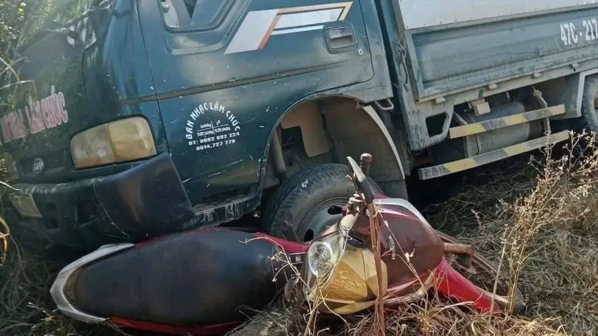 Xe tải tự tr&ocirc;i tr&uacute;ng hai mẹ con, b&eacute; g&aacute;i 10 tuổi tử vong - Ảnh 1.