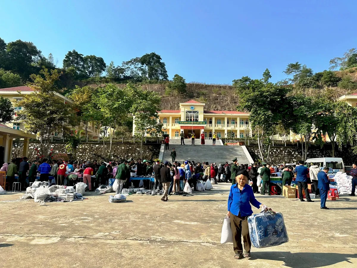 Ấm &aacute;p chương tr&igrave;nh Xu&acirc;n Bi&ecirc;n ph&ograve;ng ấm l&ograve;ng d&acirc;n bản x&atilde; Tam Quang - Ảnh 2.