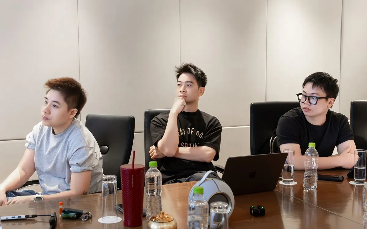 Tổng đạo diễn Đinh Hà Uyên Thư và Giám đốc âm nhạc SlimV đang chuẩn bị ráo riết cho sự kiện âm nhạc Đấu trường sấm