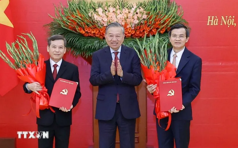 Tổng Bí thư Tô Lâm trao Quyết định của Bộ Chính trị cho các đồng chí Lê Minh Trí (bên trái) và Đoàn Minh Huấn (bên phải). (Ảnh: Thống Nhất/TTXVN)