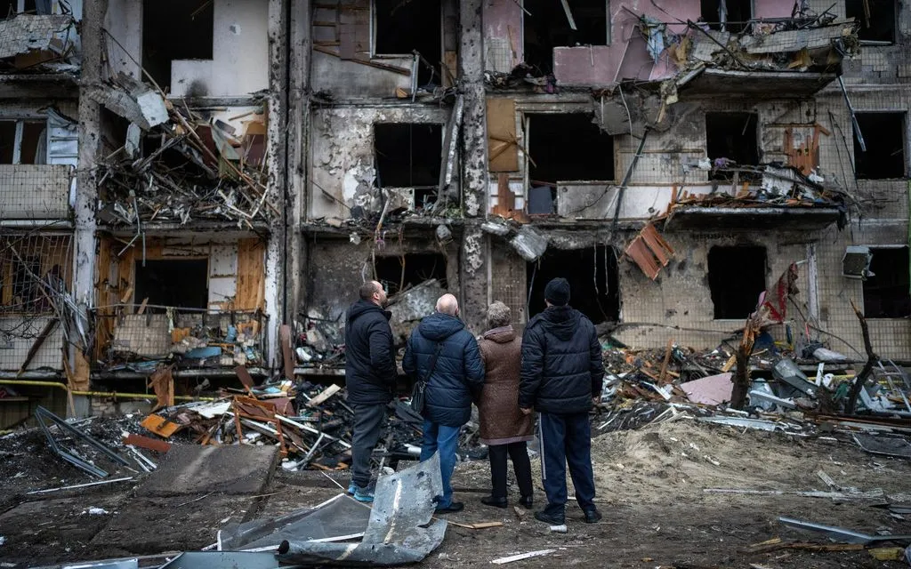 Hiện trường thiệt hại tại Kiev sau vụ tấn công bằng rocket, ngày 25/2/2022 (Ảnh: AP)
