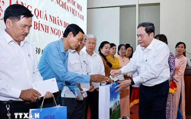 Chủ tịch Quốc hội Trần Thanh Mẫn tặng quà cho các gia đình chính sách trên địa bàn phường Bình Thủy, thành phố Cần Thơ. (Ảnh: Doãn Tấn/TTXVN)