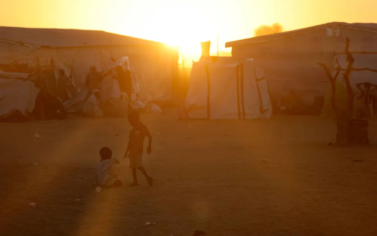 Trẻ em tị nạn Sudan từ al-Fashir chơi đùa tại trại trung chuyển Tine ở miền Đông Chad, ngày 21/11/2025 (Ảnh: Reuters)