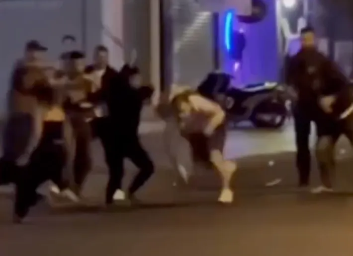 Nh&oacute;m du kh&aacute;ch nước ngo&agrave;i bị tấn c&ocirc;ng ở Nha Trang - Ảnh 1.