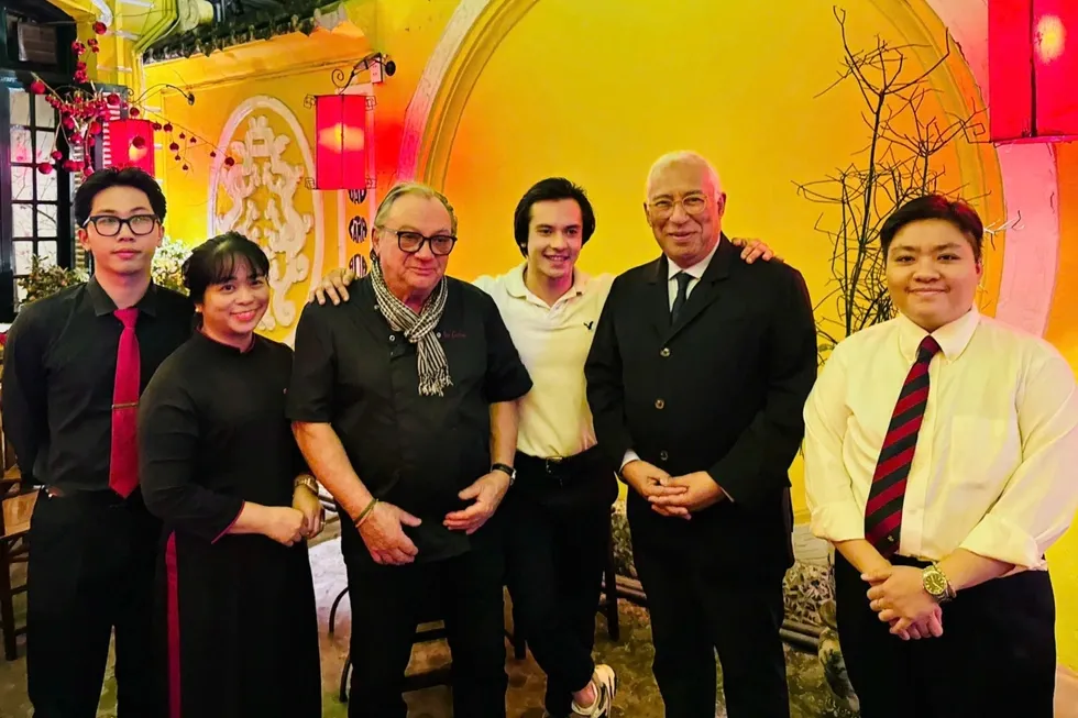 Chủ tịch Hội đồng ch&acirc;u &Acirc;u Antonio Costa thưởng thức b&uacute;n ri&ecirc;u, chả c&aacute; tại nh&agrave; h&agrave;ng phố cổ H&agrave; Nội- Ảnh 1.