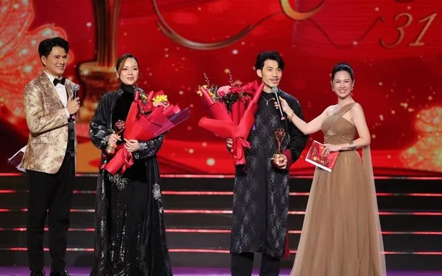 Băng Di và Liên Bỉnh Phát nhận giải Mai vàng cho Nữ và Nam diễn viên điện ảnh - truyền hình được yêu thích nhất (Ảnh: BTC)
