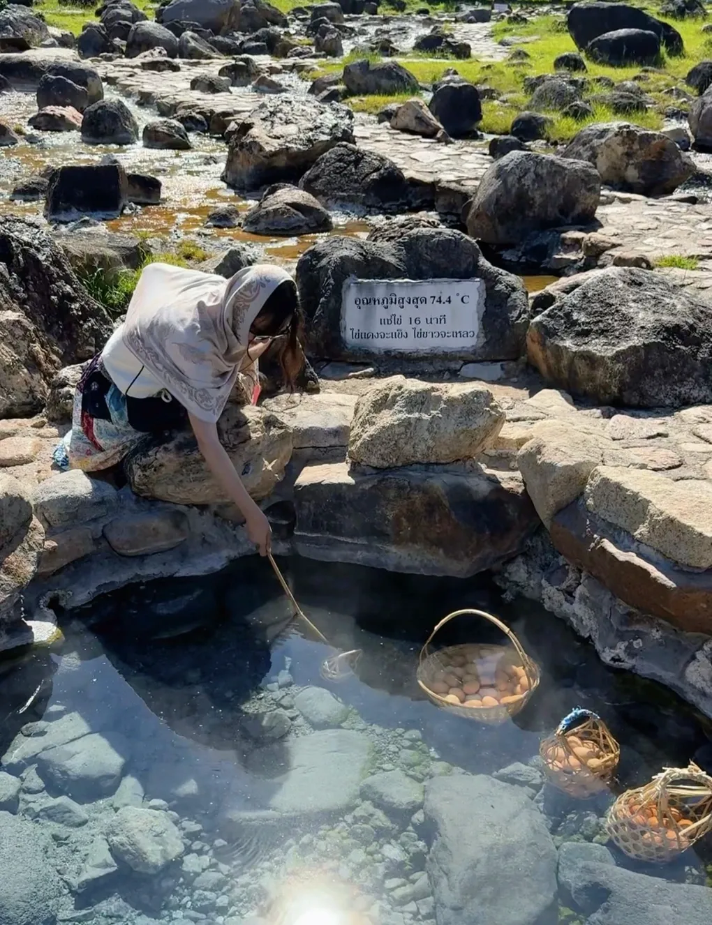 Trải nghiệm luộc trứng giữa suối nước n&oacute;ng 75 độ C ở Th&aacute;i Lan- Ảnh 1.