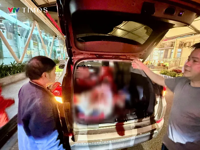 H&agrave; Nội: CSGT mở đường xuy&ecirc;n giờ cao điểm, đưa bệnh nh&acirc;n đột quỵ đi cấp cứu kịp thời - Ảnh 1.