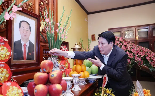 Chủ tịch nước thắp hương tưởng nhớ các đồng chí nguyên lãnh đạo Đảng, Nhà nước - Ảnh 4.