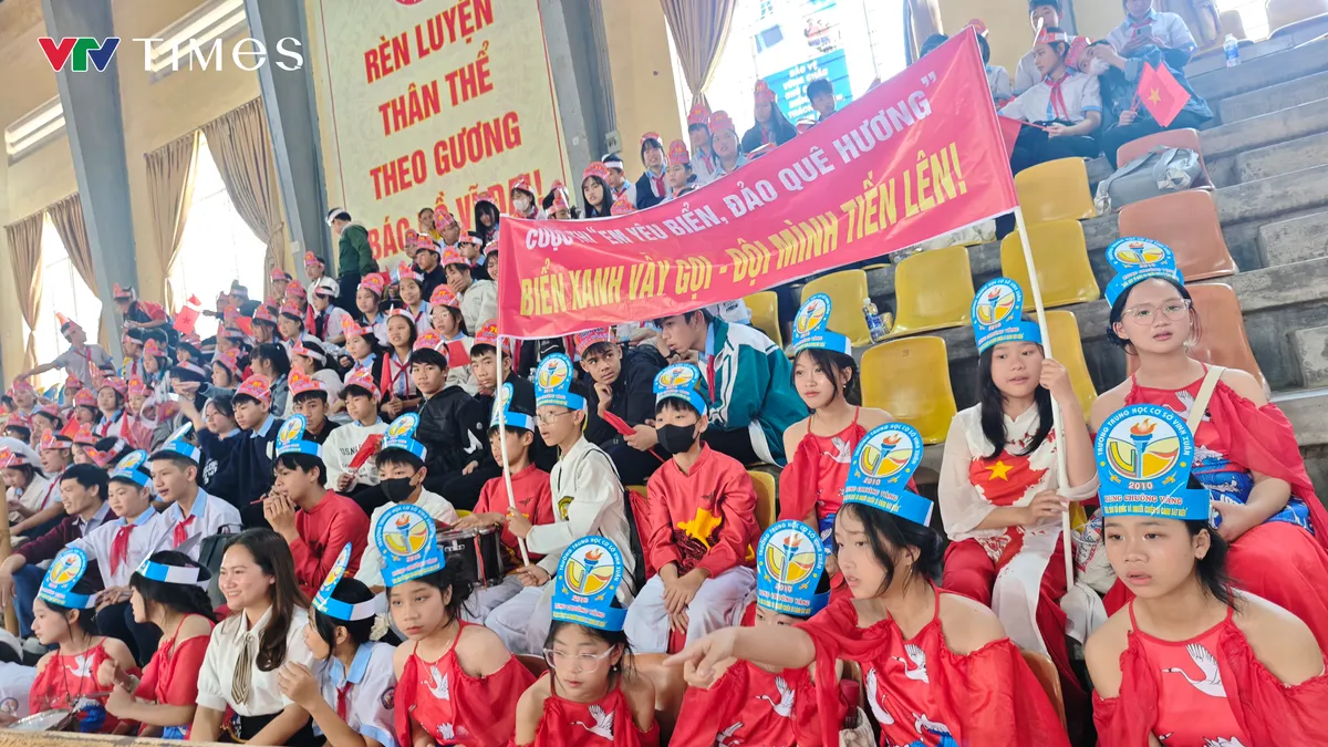 S&ocirc;i nổi cuộc thi &ldquo;Em y&ecirc;u biển, đảo qu&ecirc; hương&rdquo; tại TP Huế- Ảnh 3.