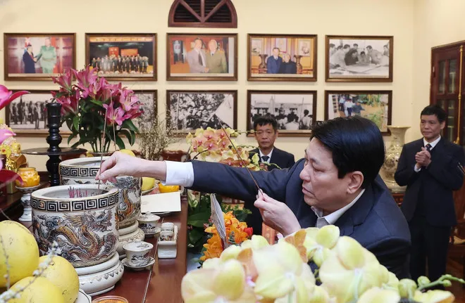Chủ tịch nước thắp hương tưởng nhớ các đồng chí nguyên lãnh đạo Đảng, Nhà nước - Ảnh 2.