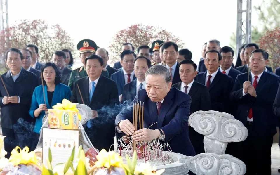 Tổng B&iacute; thư T&ocirc; L&acirc;m d&acirc;ng hương tưởng niệm c&aacute;c Tổng B&iacute; thư v&agrave; anh h&ugrave;ng liệt sĩ tại H&agrave; Tĩnh- Ảnh 1.