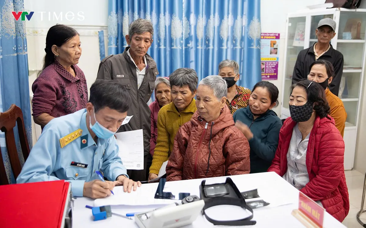 Bác sĩ Viện Y học PK-KQ khám tai mũi họng cho bà con nhân dân.