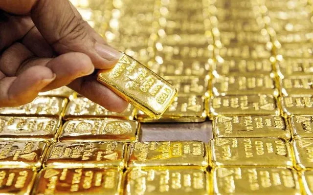 Gi&aacute; v&agrave;ng thế giới lao dốc, mất gần 500 USD/ounce sau khi lập đỉnh- Ảnh 1.